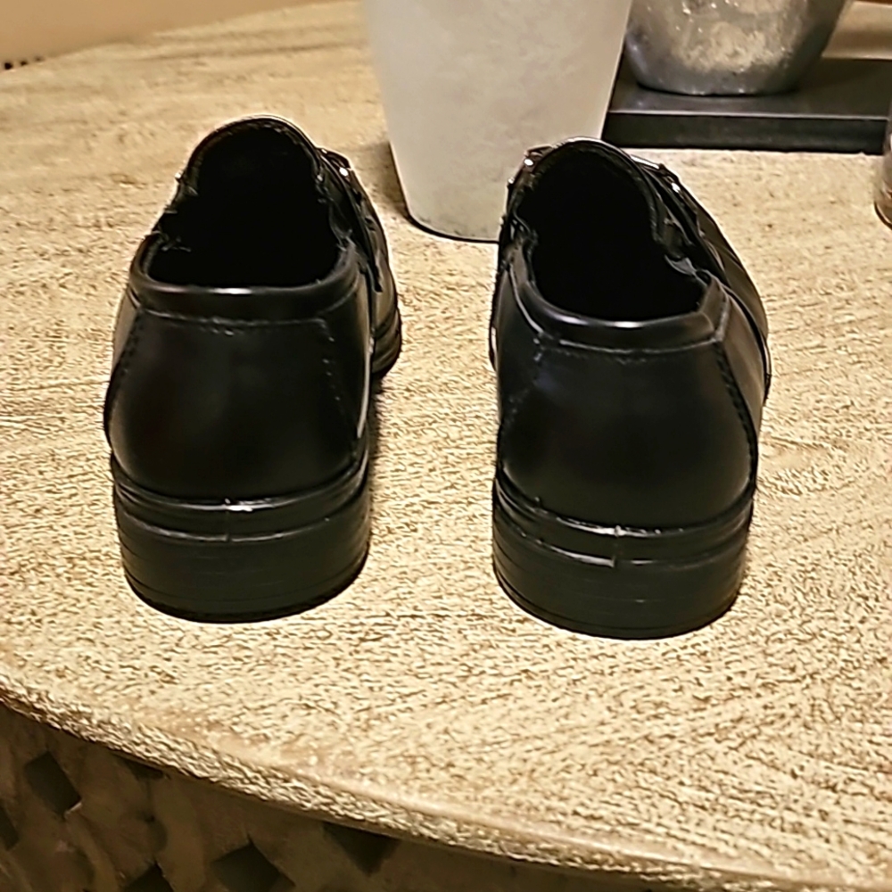 Black dress shoes